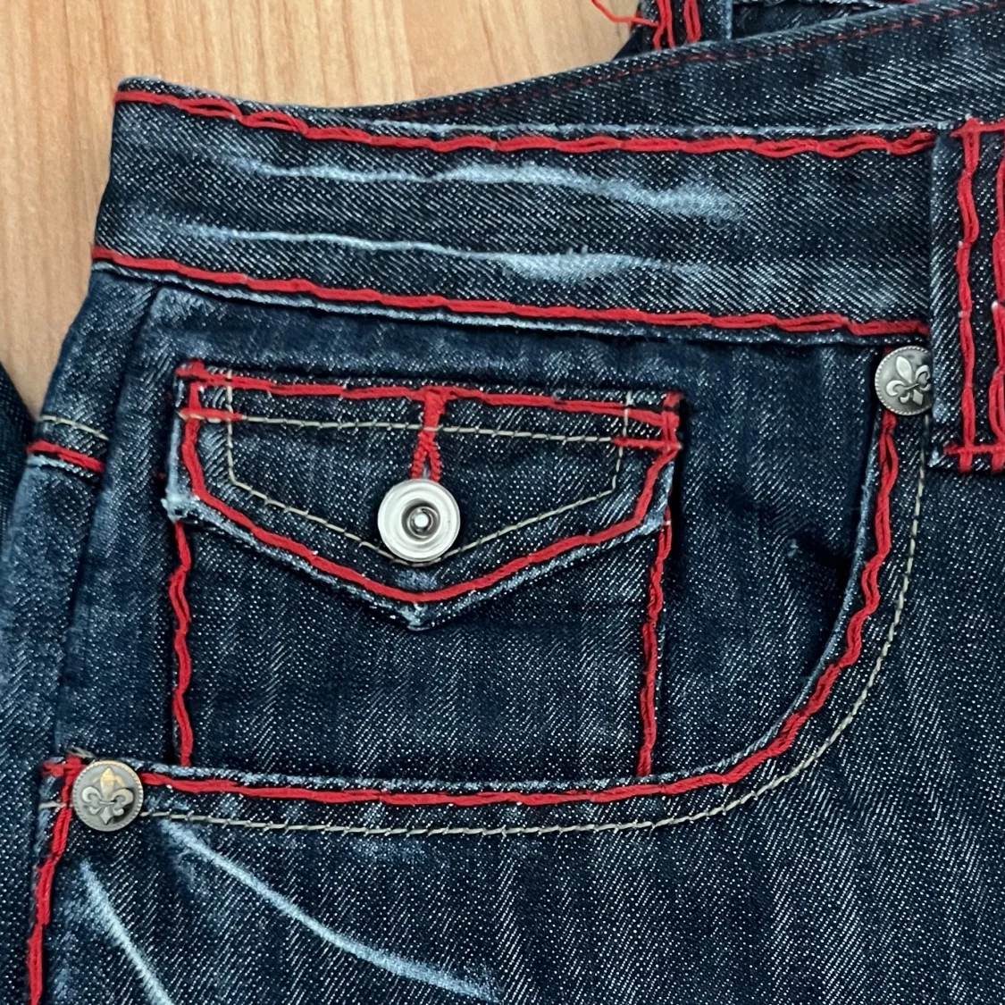 Coola jeans med röd stitching - 92