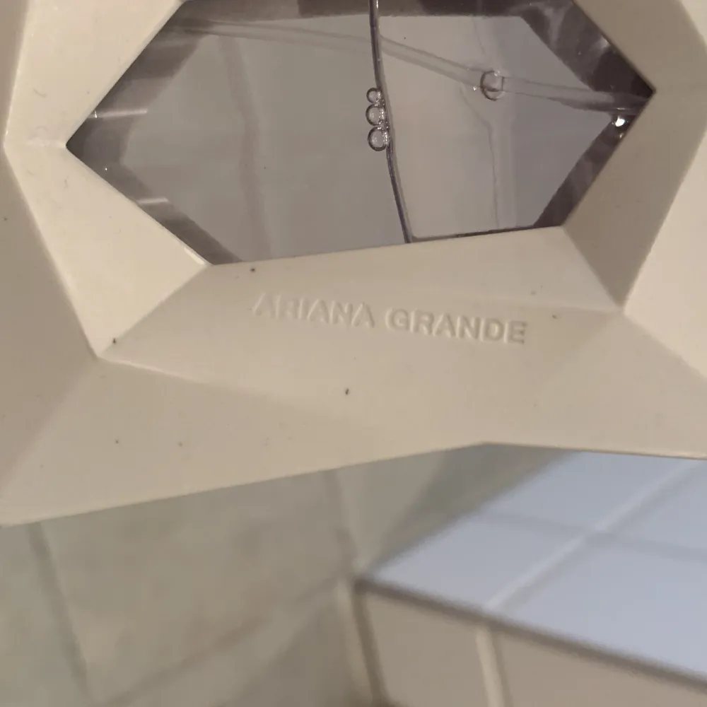 100ml parfym från Ariana Grande. Nypris: 795kr😬 pris nu: 470kr 🤩. Köpte den för 1 år sedan ungefär och är nästan halv full det är lite mer än så.🪻 Jätte fin förpackning och luktar magiskt.🌺 Har tyvärr för många parfymer så säljer denna🩷. Skönhet.