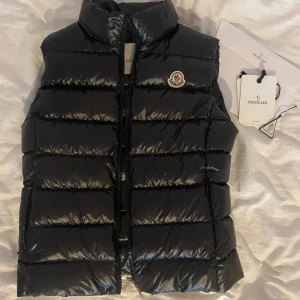Monclerväst - Superfin äkta moncler väst. Ser som ny ut. Kvitto, scan och lappar finns ! Storlek 1, vilket motsvarar S. Skriv privat för fler bilder💗