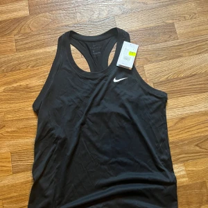 Nike tränings tröja  - Nike tränings tröja storlek L.  Nytt skick och prislappen sitter kvar. 