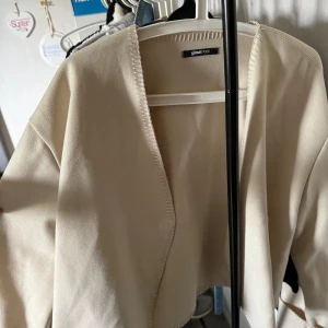 Kappa - En väldigt fin kappa från Gina Tricot och den är använd 1 gång. Jag säljer den för att jag har en likadan i marinblå och den används mer. Det är i väldigt bra skick. Skriv för fler bilder! Priset går alltid att diskutera!😊 Ny pris 500