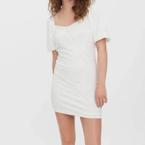 Fin vit klänning från Vero Moda! - Säljer då jag inte får någon användning för den. Är som i nyskick med inga skador! Ny pris 300kr.🤩