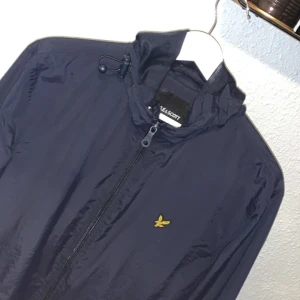 Lyle scott windbreaker - Vind jacka som passar riktigt bra till sommaren och hösten Riktigt fett och passar till de mesta Den är M men hade kunnat passa till S och L också, man kan ändra i midjan osv. Den är mörkblå och är i nyskick, knappt använd