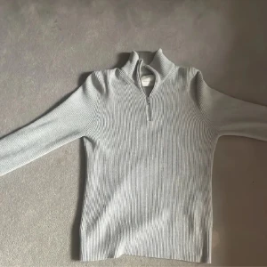 Half zip  - Jätte fin Half zip från Jack and Jones  Köpt för mig runt 700kr  Säljer billigare då jag inte har användning för den. Nästan 9/10 skick inga täcken på användning. 