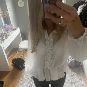 Blus  - Säljer min söta blus ifrån zara💕använts fåtal gånger därav bra skick