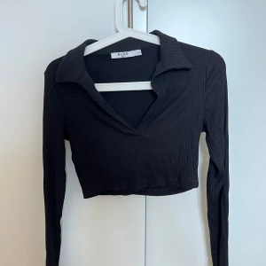 Kort tröja - Kort ribbad tröja med krage