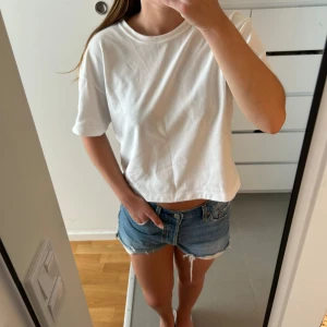 T-shirt från Uniqlo! - Vit, lite oversized t-shirt från Uniqlo! Nästan helt oanvänd! 🩷
