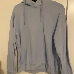 Hoodie - Ljusblå hoodie, aldrig använd.  