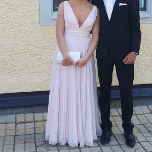 Rosa balklänning  - Säljer min superfina balklänning, köptes för 2500kr, säljes för 800kr❤️ väldigt fint skick då den endast är använd två gånger🫶🏼den passar xs-s