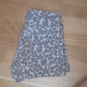 Jeans shorts - Jeans shorts i bra skick från H&M  (Använd)