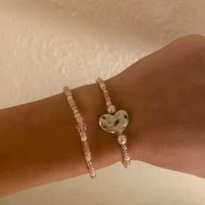 Armbandsett - Två handgjorda pärlarmband🥰det ena har ett hjärta och det andra en blomma, båda är stretchiga