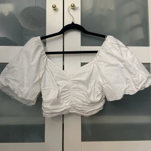Vit topp - En jättefin vit topp från Gina Tricot!! Den har inga fläckar osv! 