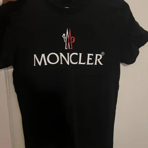 Moncler T-shirt - Använd fåtal gånger, i gott skick. Axelmått: 38 Längd: 66
