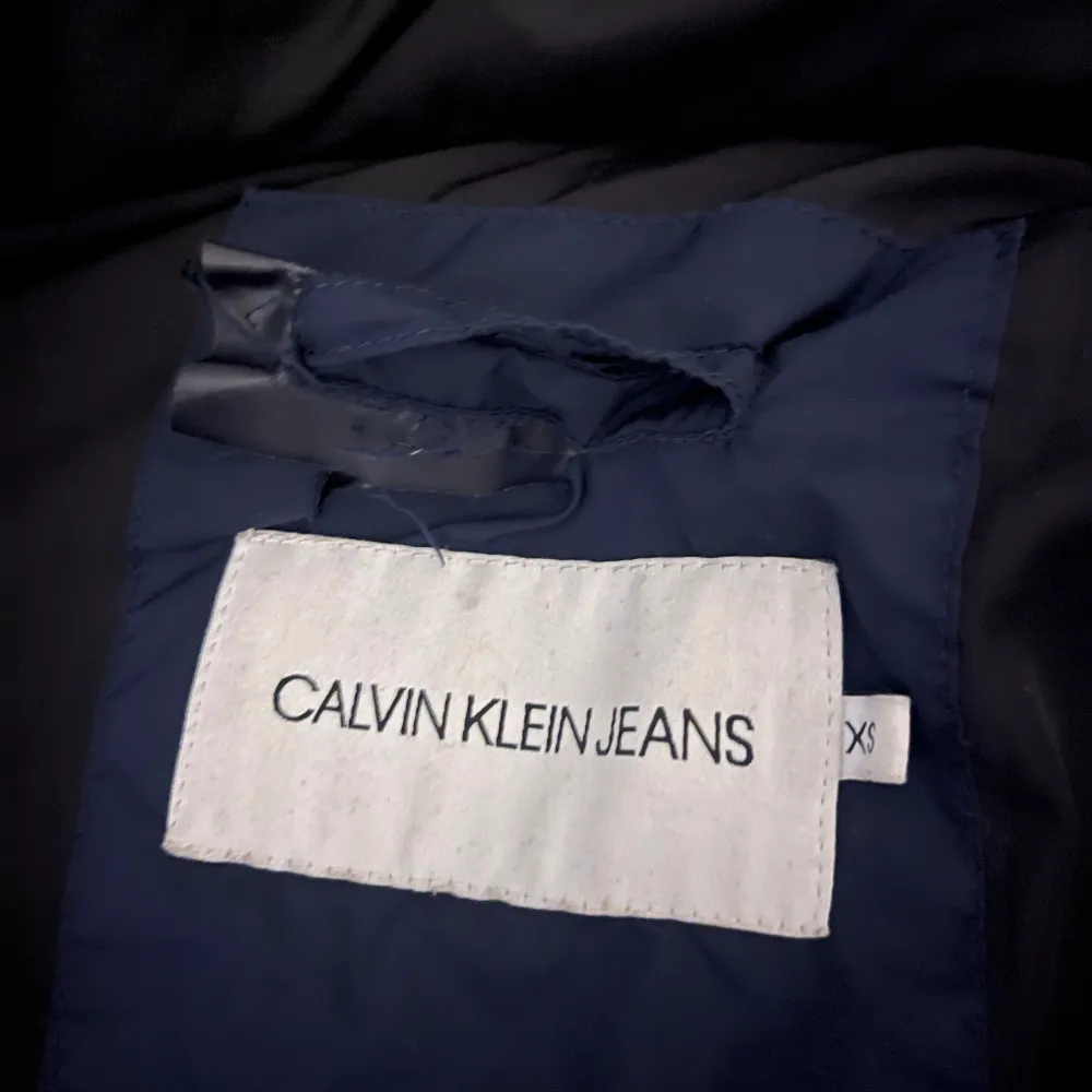 Super varm och perfekt för vintern Calvin Klein Jeans Jacka i storlek XS. Superfin och bra skick (dock lite sönder vid inuti loggan). Jackor.