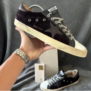 Golden goose - Golden goose storlek 45. Endast skor ingår. Frågor eller funderingar är det bara att skriva.