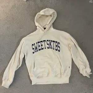 Säljer min sweet sktbs hoodie som jag aldrig använd pågrund av att den inte är min stil