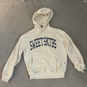 Sweet sktbs - Säljer min sweet sktbs hoodie som jag aldrig använd pågrund av att den inte är min stil