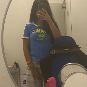 Brasilien tröja  - Köpt i Spanien och andvänd en gång.  Köpt för 150 kr.  Jätte snygg och bekväm!  Frakten tror jag kommer ligga på 15 kr💕