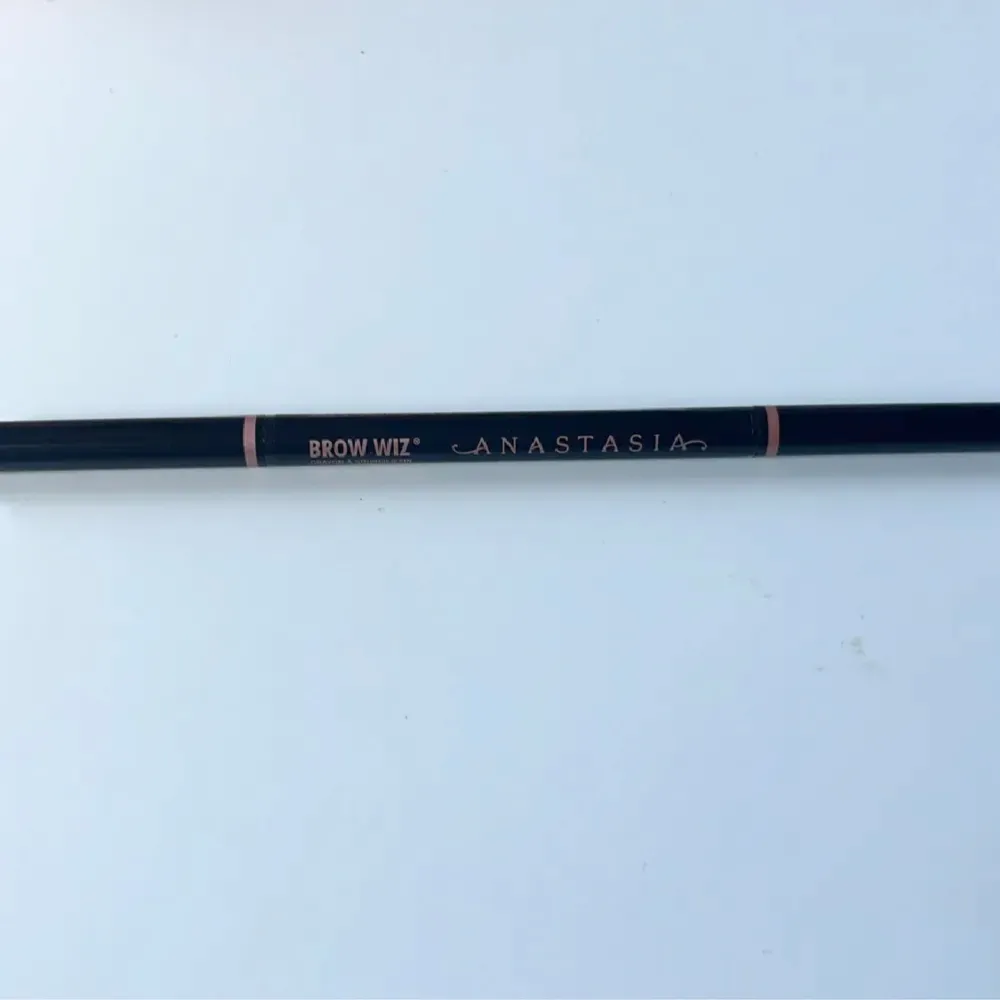 Oöppnad Anastasia Beverly Hills brow wiz. Färg: Medium Brown. Nypris 299kr.. Skönhet.