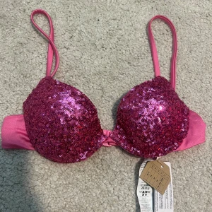 Calzedonia bikini  - Calzedonia bikini aldirg använd med pris lappen kvar, jag köpe den på Plick med den är tyvärr för lite för mig så nu säljer jag den. Storlek 80A/ 75B/ 70C 