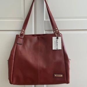 Skolväska  - Jätte snygg skolväska. Aldrig använt och har i fler färger! (Kolla sista bilden) En blandning mellan brun och röd ish färg 