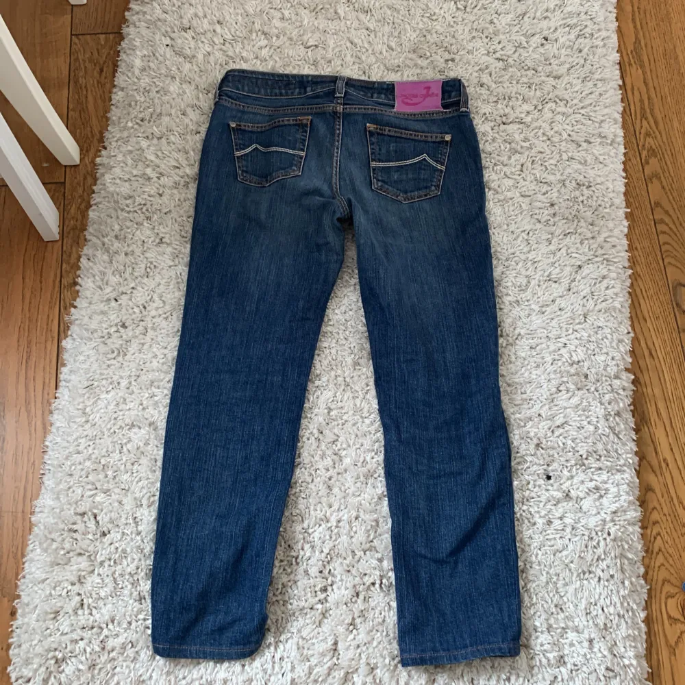 Säljer mina Jacob Cohen jeans. Modellen heter 711. Storleken är 30, men var i korta i benen på mig (172cm lång). Tänker mig att man ska vara max 165cm lång för att de ska passa. Innersömn är 67,5cm. Jeans & Byxor.