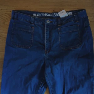 Bootcut jeans fickor framtill - Ett par supersnygga bootcutjeans med små fickor framtill som cool detalj🤩    (W31 L32)