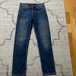 Nudie jeans  - Nudie jeans riktigt sköna och sitter bra, fick de i pressent men de är inte riktigt min typ av jens, har knappt använts. Ny pris 1400 mitt pris 849.W28 L30 Kan ta emot byten.priset kan diskuteras😊