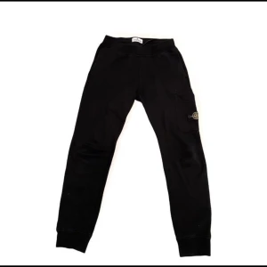 Stone island byxor - Stone Island byxor i mycket bra skick! Storlek 158cm men stora i storleken! Skick: 7/10 två små små fläckar vid fickan. Se bild 2! Nypris: 1500kr  mitt pris: 500