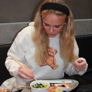 Fashion bear hoodie - Snygg hoodie köpt för cirka ett år sedan men ligger bara i garderoben 💓 nypris 599kr tror ja men säljer billigt för cill få bort den