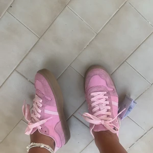 Rosa sneakers - Rosa sneakers köpta utomlands, lika sambas! 💕Aldrig använda ute 