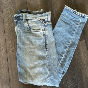 Replay jeans - Hej! säljer dessa Replay jeans, jeansen är i bra skick och har slitningar som är väldigt trendigt bland ungdomar just nu, hör av er om ni är intresserade 👍👍