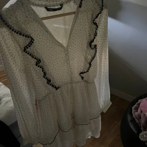 Zara klänning - säljer min fina sommarklänning då den inye används💞 köpt förra sommaren💞