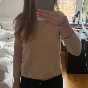 Stickad tröja med trekvarts armar - Säljer en beige stickad tröja från Arket i superbra skick. Använd 1-2 gånger då den inte sitter som jag vill. Som sagt är tröjan trekvartsärmad och är lite kortare, skulle säga att den slutar mellan naveln och höfterna. 