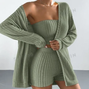 Mjukisset  - Shorts, topp och kofta!!! Oanvända med prislappen på. Storlek L men funkar bra på M oxå.