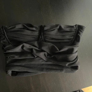 Svart corsett topp - Svart croppad corsett från zara