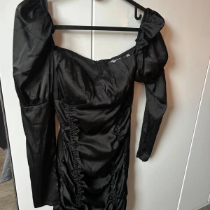 FESTKLÄNNING - Jättesnygg festklänning i Satin från Missguided, nyskick. 