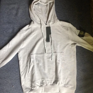 Stone Island hoddie - Säljer min nyinköpta Stone Island Hoddie som jag köpt på outlet. Ända defekten är på rämmarna som kontrollerar storleken på luvan. Nypris 3699 jag köpte för 2899. Priset går att diskutera…