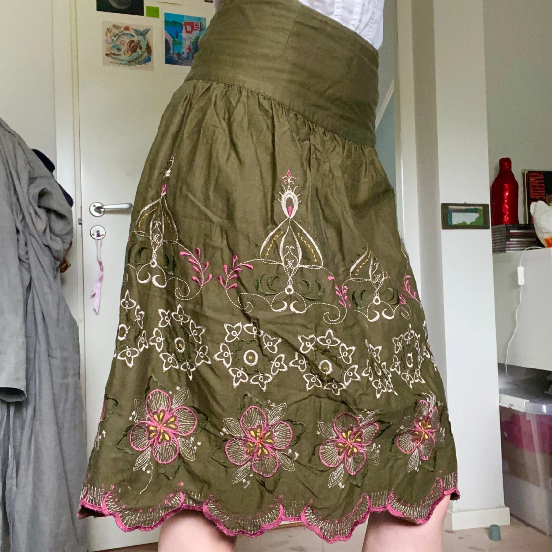 Khakigrön kjol med broderier