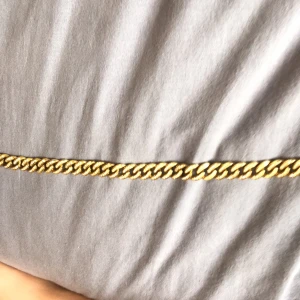 Guldhalsband och ett blått egg - Ett guld halsband med diamanter på och det ingår ett egg man kan förvara det i  Superbra skick 8/10