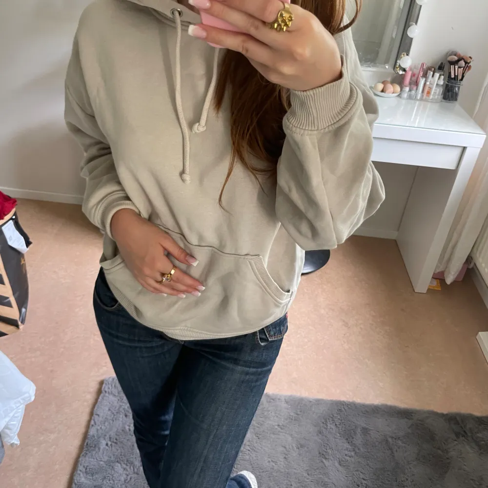 En beige hoodie från Bikbok som inte kommer till användning. Luvan går att justera. Säljer en likadan i mörkgrön. Hör av er vid funderingar.💞. Hoodies.