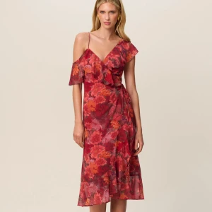 Adoore klänning - Röd blommig adoore klänning i storlek 36, använt den en gång 