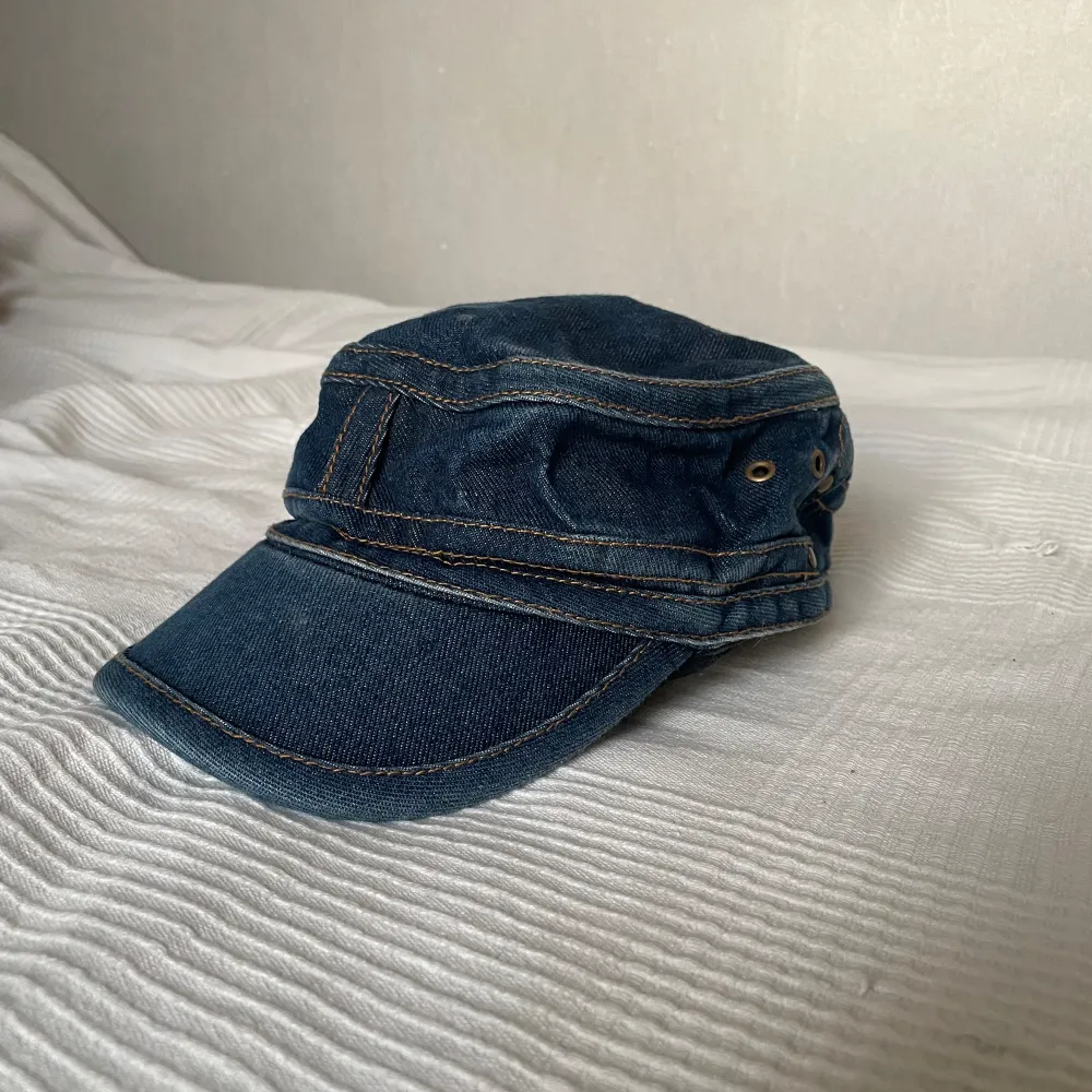 En skitsnygg vintage denim-keps🧢🤩Den är justerbar🫶Det finns några blekta partier, det syns på bilderna, men jag vet inte om de var där ny då jag köpte den second hand💞 annars är den i bra skick! . Accessoarer.