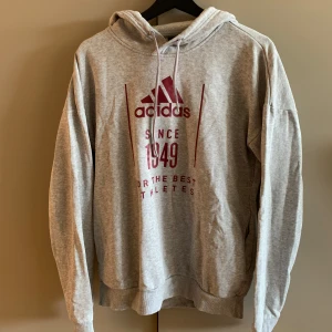 Adidas Hoodie - En grå adidas hoodie i strl S men blir perfekt oversized för de med strl XS. 9/10 skick. En relativt tunn hoodie