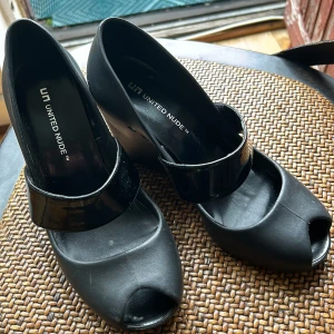 Snygga lite högre med öppen tå.  - Stl 39, märke : United Nude