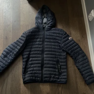 Colmar jacka - Marinblå colmar jacka str S men passar nog M  Defekten är ett inte så synligt hål därav priset