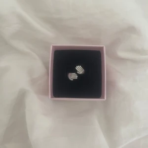 Ring - En fin rostfri ring! Är i ett fint skick och man får en gåva med den💍 skickas inom 24h!