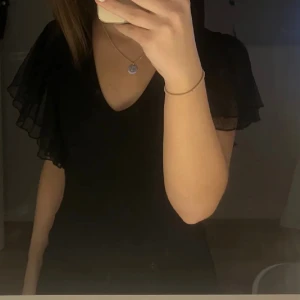 Topp - Gullig v ringad topp med volanger, storlek s💕lånad bild