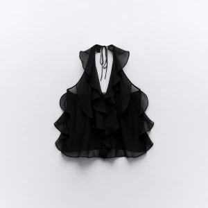 Supersöt topp - Säljer denna volangtopp från zara. Helt oanvänd men råkade klippa av lapparna och därav inte kunde lämna tillbaka.