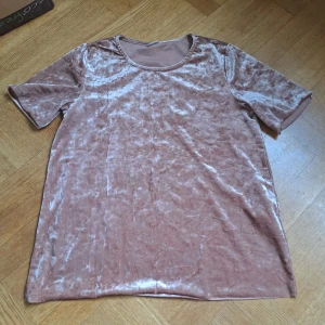 Tshirt i krossad sammet  - Använd fåtal gånger. 🩷😊